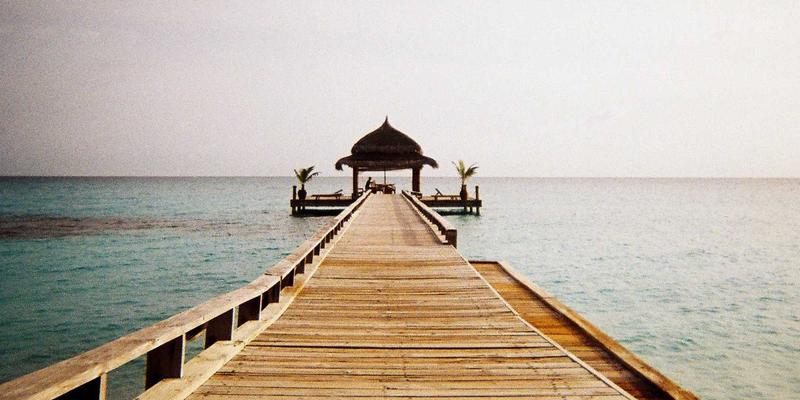 嵌入式系统与物联网硬件：电力电子变换器在新能源系统中的拓扑与控制核心